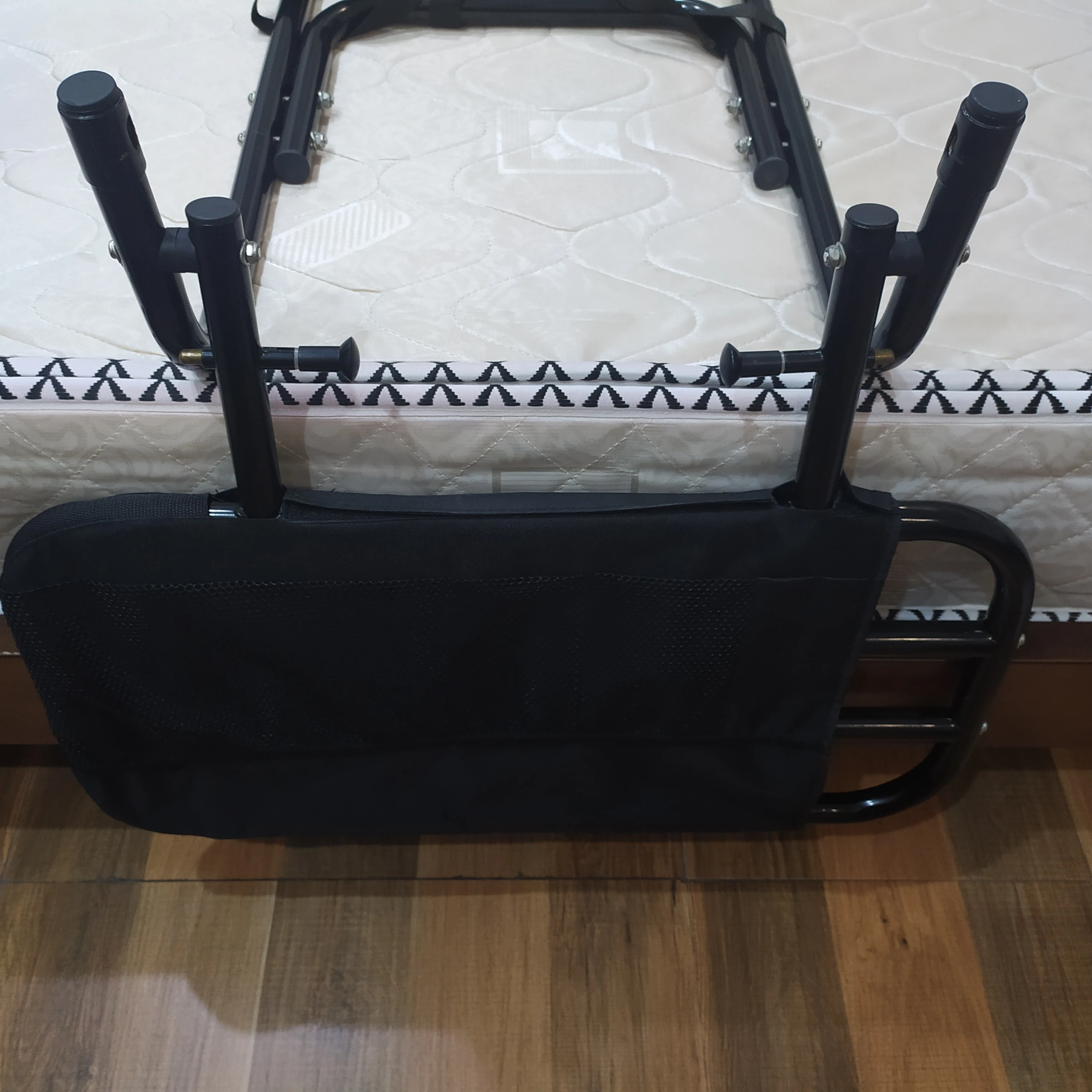 سرير أمان للتمريض، سرير رفيع، دعم سرير كبير، قضيب إمساك قابل للطي لكبار السن