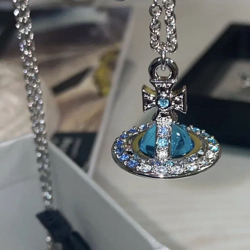 กล่องของขวัญที่เต็มไปด้วยสร้อยคอ UFO ดาวเสาร์สีน้ําเงินเพชรในการออกแบบระดับไฮเอนด์ให้ความรู้สึกห่วงโซ่กระดูกไหปลาร้าของดาวเคราะห์ลึกลับ