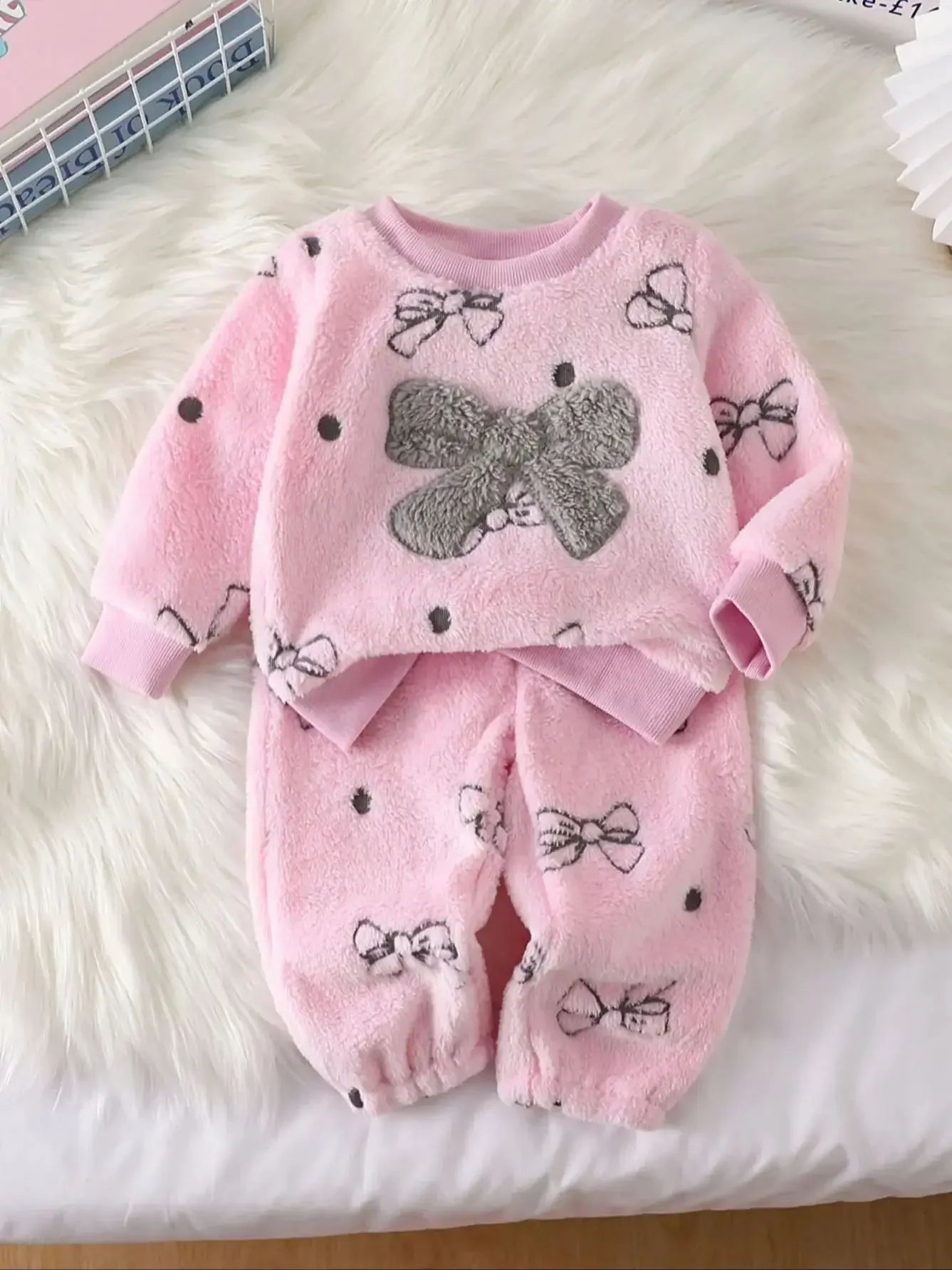 Lässiges zweiteiliges Set für Babymädchen: Oberteil mit Rundhalsausschnitt, langen Ärmeln und Schleifenmuster sowie lange Hose, ideal für Herbst- und Winterkleidung. – Detail 4