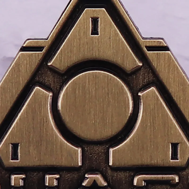 ドゥームゲーム周辺バッジユナイテッド航空ゲームアイコンブローチ三角形金属ピンファッションジュエリー衣類飾り少年ギフト