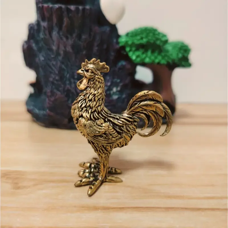 Elegante Hahnenfigur aus Messing – komplizierte goldene Tierdekoration für Zuhause, Büro oder Geschenk, detaillierte Federn und Kamm, rustikaler Tisch – Detail 5