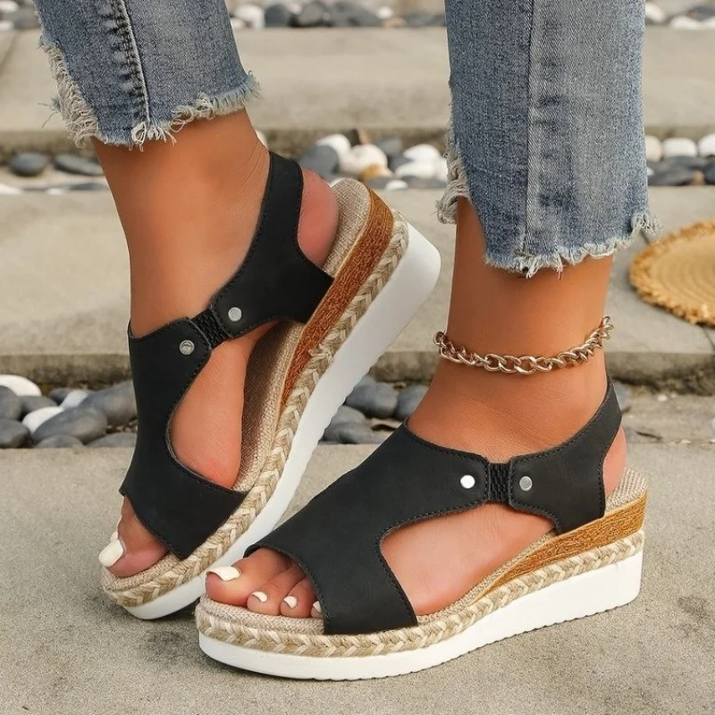 

Женские сандалии на танкетке 2026: Новые летние легкие повседневные сандалии на платформе для женщин, пляжные дизайнерские сандалии класса люкс