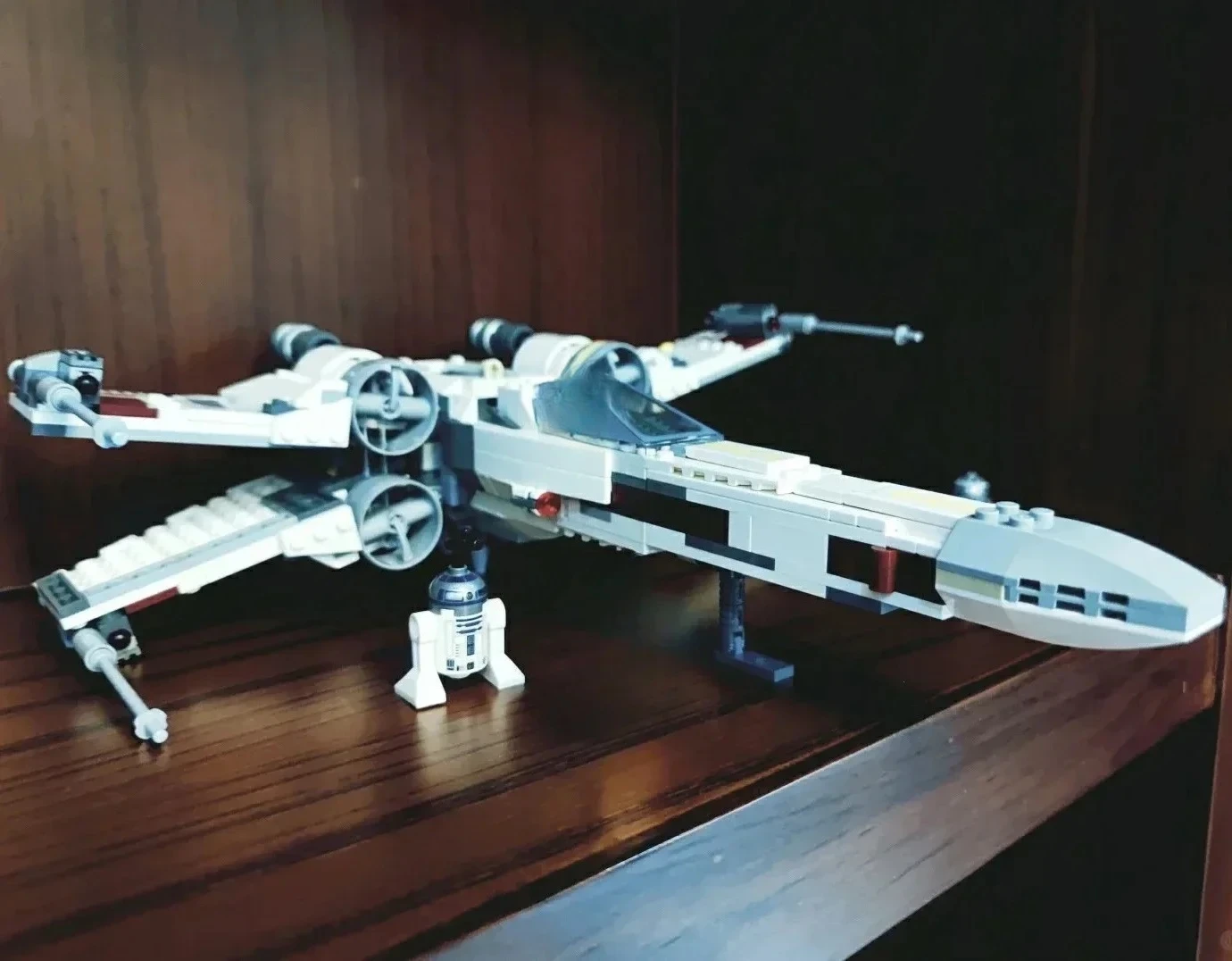 مجموعات مكعبات بناء نموذج خوذة المعركة المتوافقة مع جزيئات ليغو مناسبة لهدايا عيد الميلاد 75408