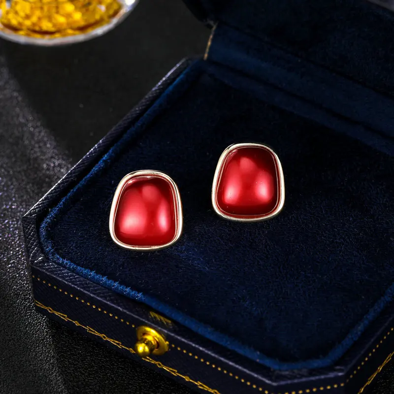 

The new French retro earrings are geometric, simple, versatile and elegant, with golden edges and Burgundy flocked stud earrings