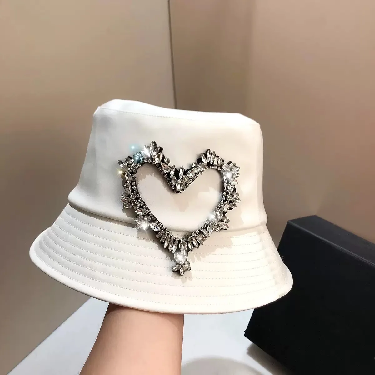 

Korean Designer Heart-shaped Luxury Rhinestone Bucket Silky Sunscreen Panama Fisherman Hat Women Top Flat Beach Basin Black Cap
