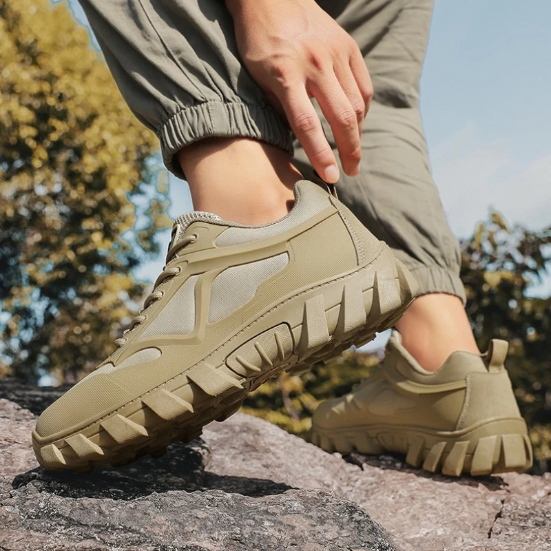 

Мужская спортивная обувь однотонного цвета с плоским верхом и низким верхом с круглым носком. Модная и высококачественная новая повседневная уличная походная обувь.