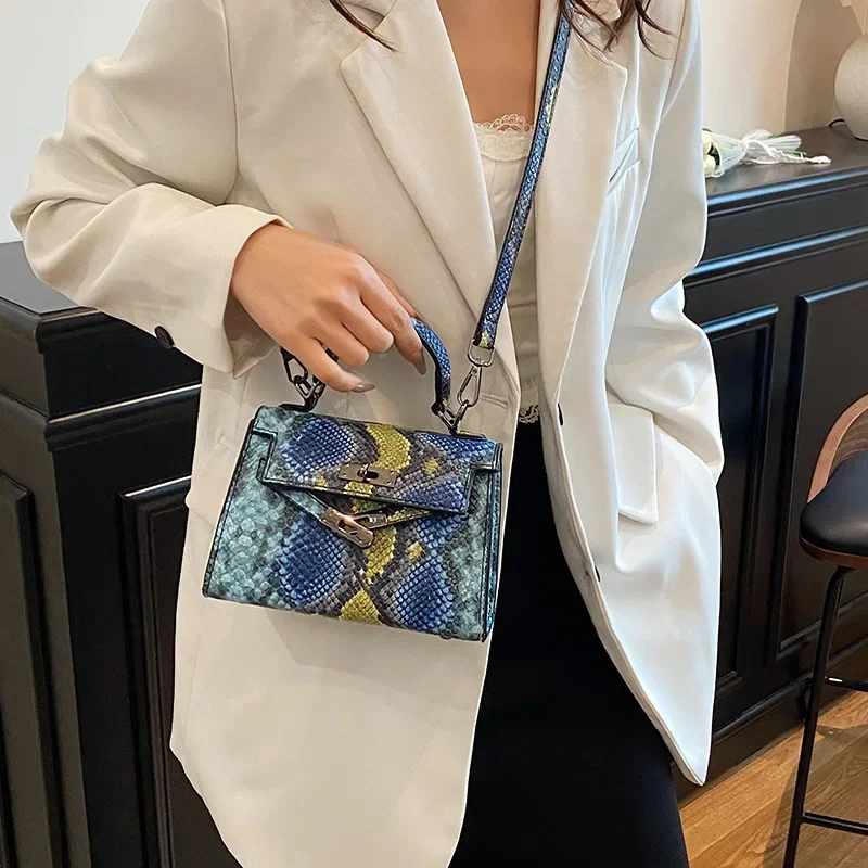 

Кибервикторианская сумка 2025 года — AI — женская сумка через плечо из PythonCode, NFT — готовая и веганская архівная связь