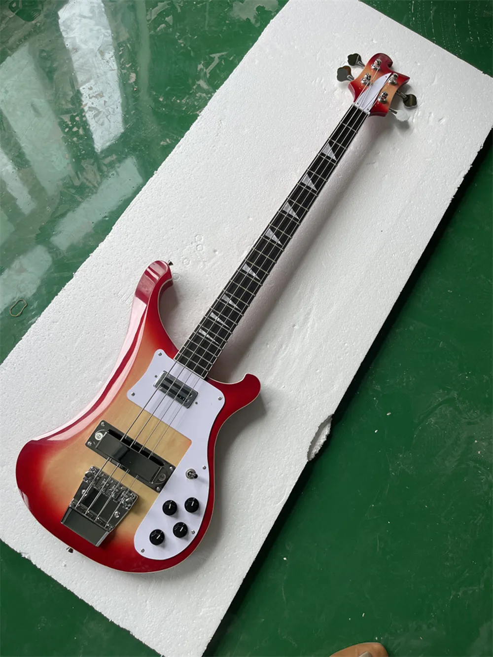 4 strings Electric Bass Guitar with Rosewood Fingerboard,Chrome Hardware,Provide customization