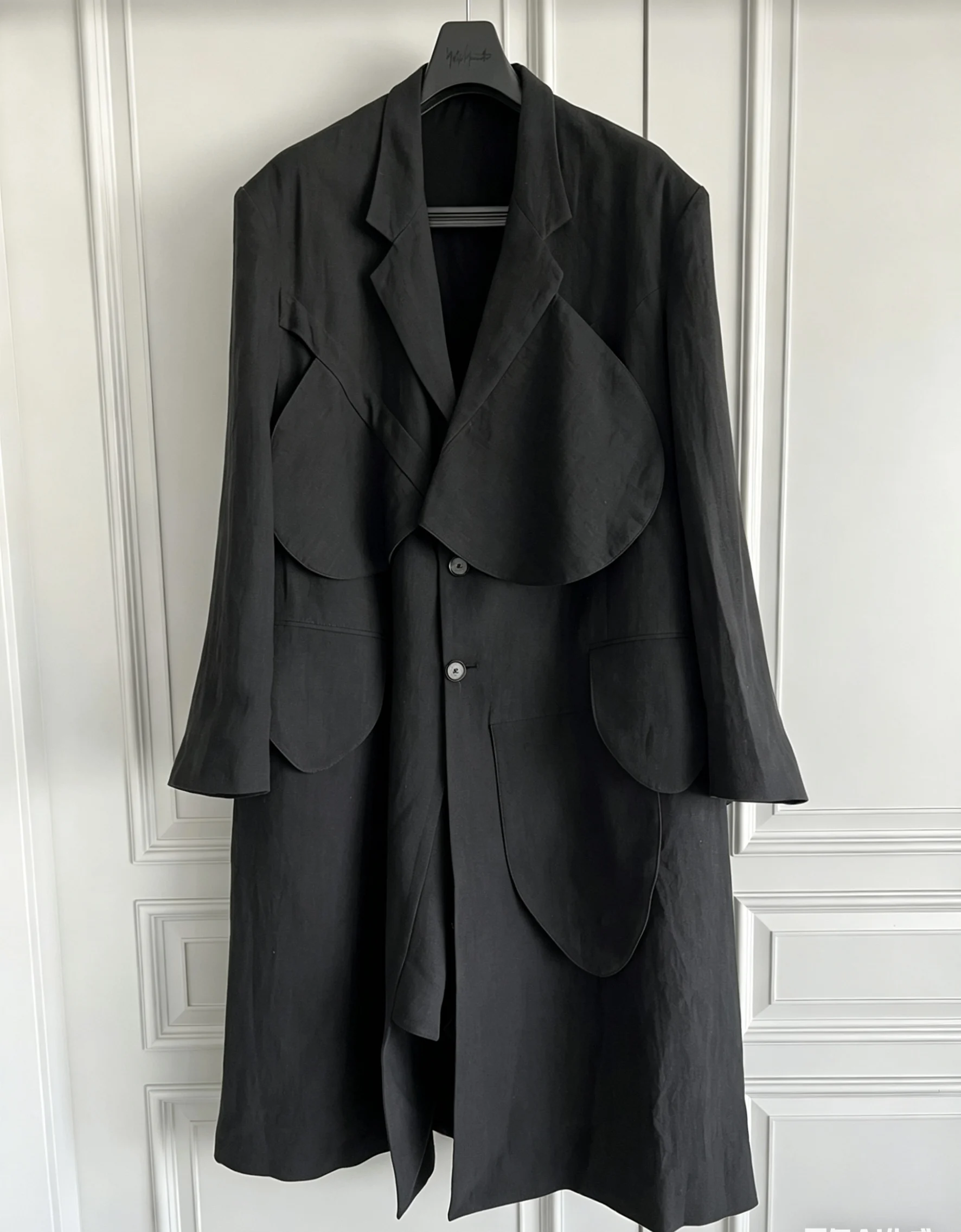 Das originelle Design von TOP-YAMAMOTO: Kreisförmiges Stoffblockdesign, schwankender Mantel, kreisförmiger Teile-Dekonstruktion, langer Trenchcoat