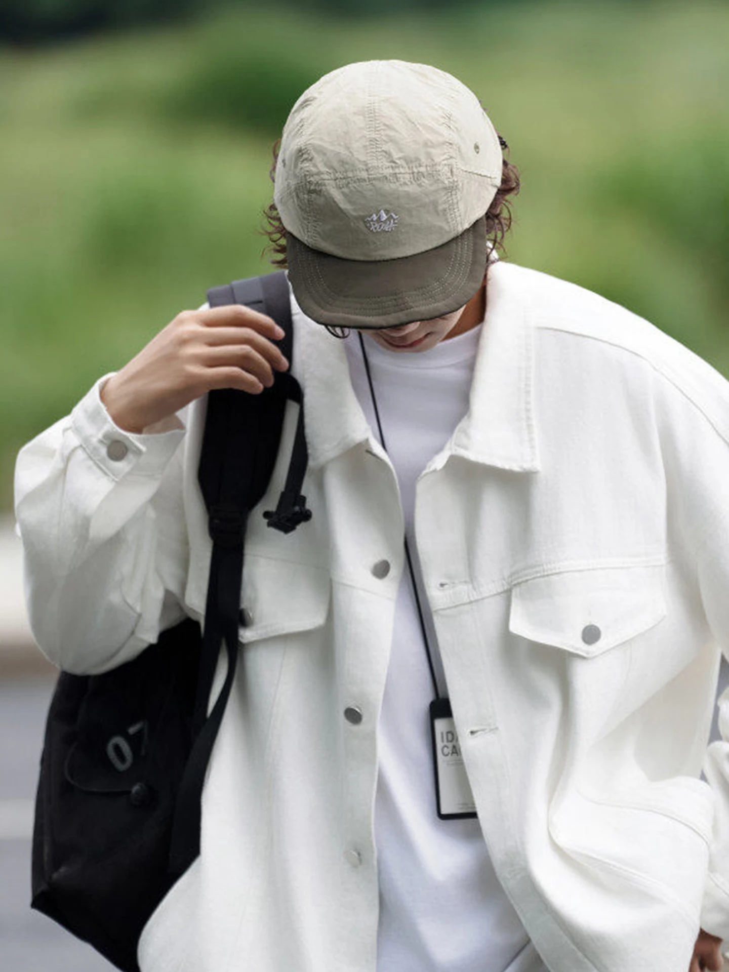 

Белая джинсовая куртка для мужчин: модная, стильная, молодежная, в американском ретро-стиле, рабочая одежда, осенняя новинка, свободный крой, детали куртки