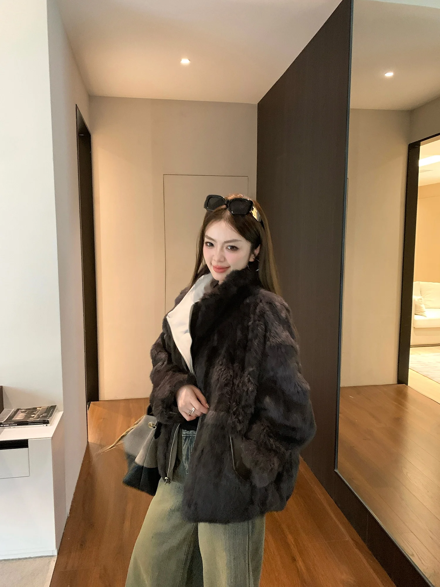 両面着用可能なラビットファーレザーコート レディース新作冬用ファーアウター Aeo 高級感 隠れた二重解釈