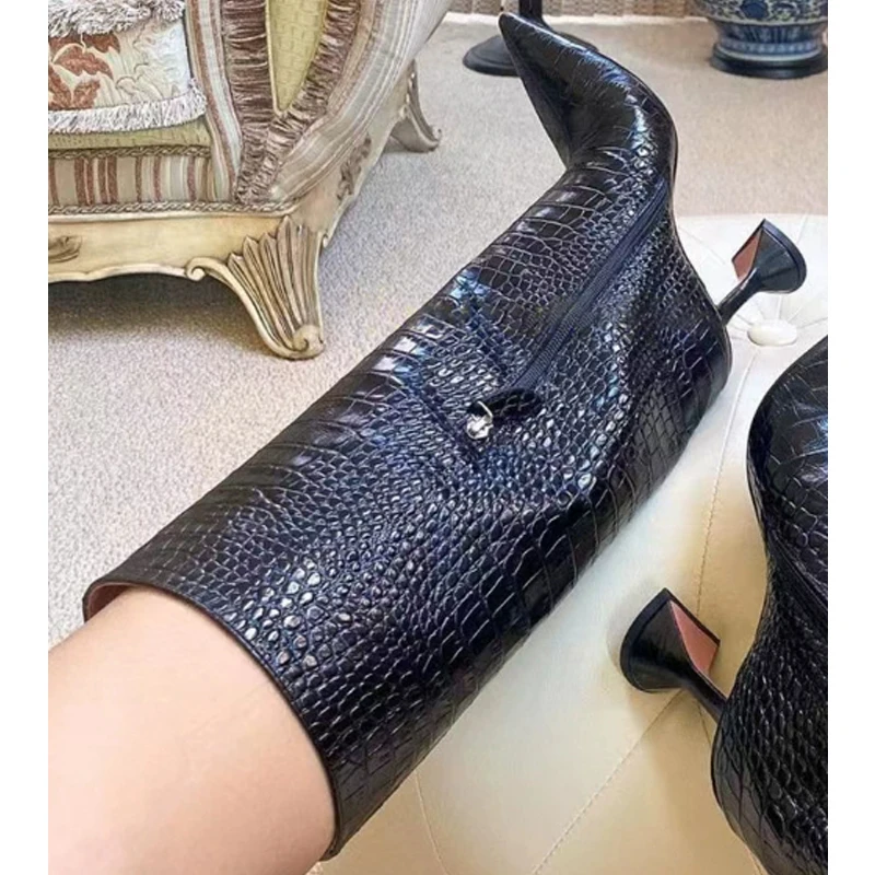 أسود نمط التمساح أشار تو كأس للنبيذ الكعوب حذاء برقبة للركبة امرأة 2026 براون الجانب سستة على شكل كعب منتصف العجل الأحذية #1