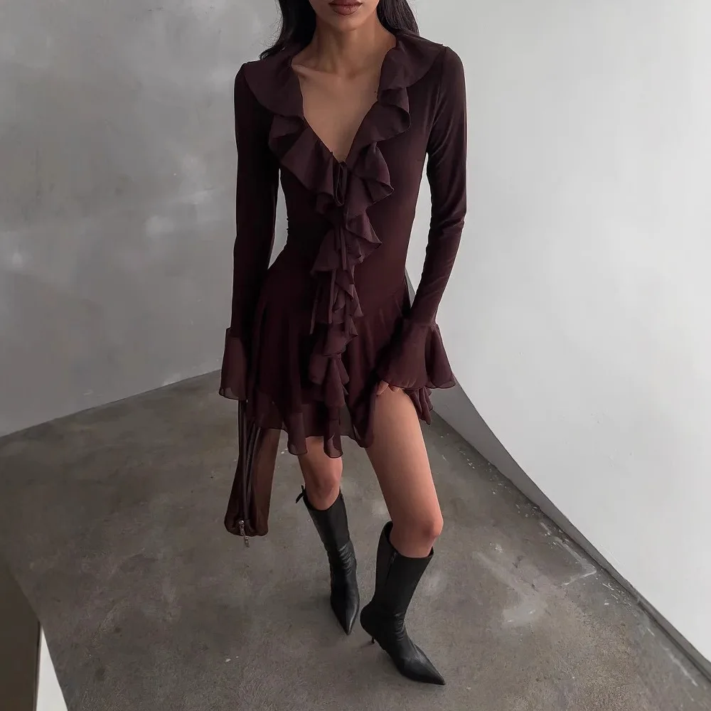 Damska brązowa lekka sukienka mini z szyfonu, dekolt w serek, falbanka z przodu, długie rozkloszowane rękawy, dopasowany krój A-line, sukienka na randkę/imprezę.