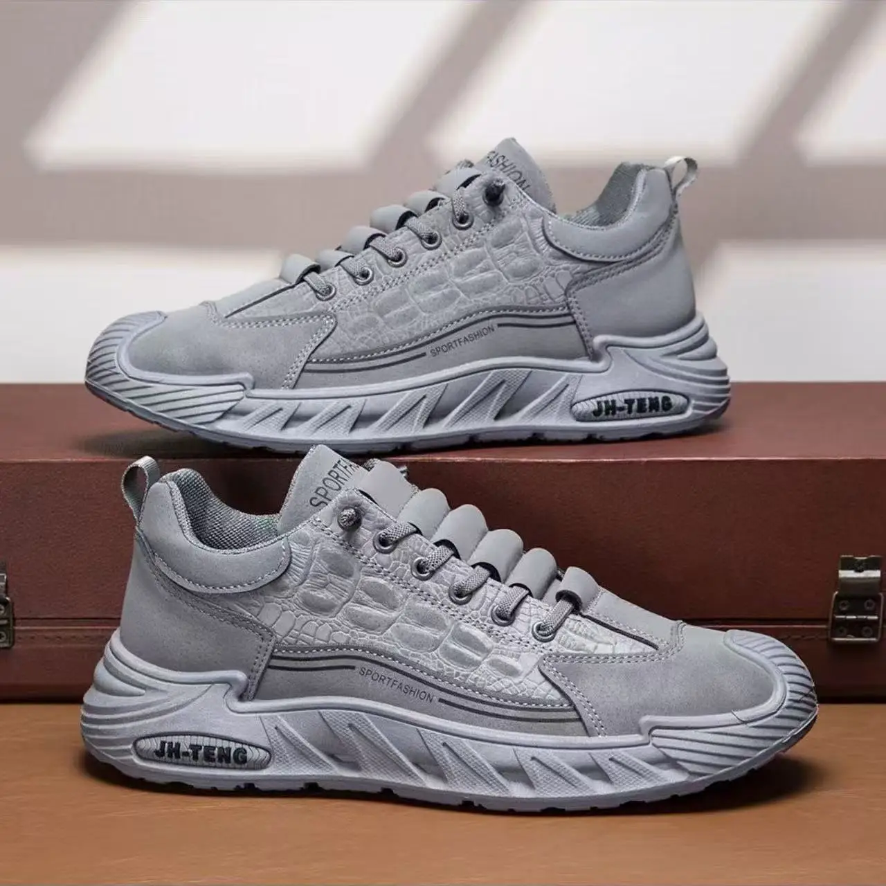 

Men Sports Shoes High-quality Leather Durable Soft Resilient Trendy Casual Shoes Comfort Cushioned Thick Soled Lace Up Sneakers