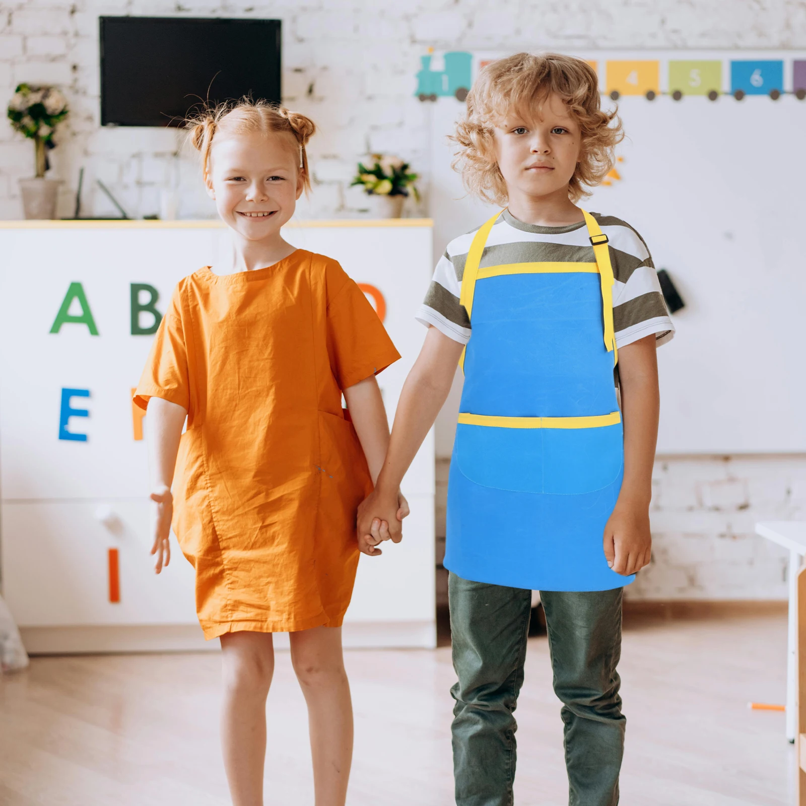

2pcs ' Adjustable Apron With Pockets Polyester For Baking Painting Gardening Blue Yellow Creative Kitchen Helper
