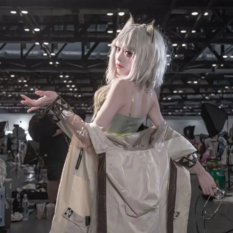 Synthetische Cosplay-Perücken mit Hitzebeständigkeit, Cosplay Arknights, schöne, niedliche, farbige Perücke für Frauen mit simulierter Kopfhaut