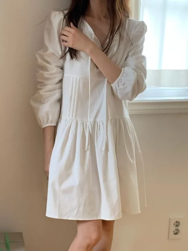 시크한 초봄 브이넥 리본 묶음 단색 달콤한 안티에이징 플리츠 버블 소매 루즈 드레스 여성 패션 봄 드레스