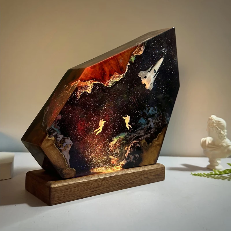 Luz de mesa de resina para exploración espacial, lámpara de decoración de arte creativo, astronautas, tema de nave espacial, luz nocturna, carga USB