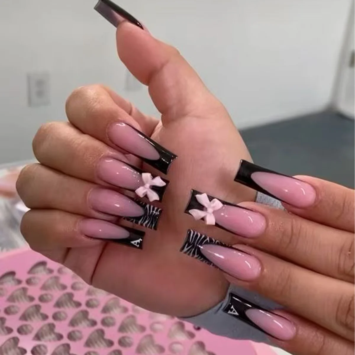 24-piece Long Coffin-shaped Black White Zebra-patterned 3D Bowknot Rhinestones Detachable ABS Full Cover False Nails Suitable