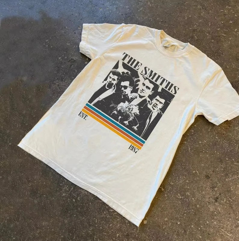Unisex-T-Shirt im lässigen, gestreiften Vintage-Stil mit Retro-Gruppenfoto der Smiths, der britischen Indie-Rock-Band.