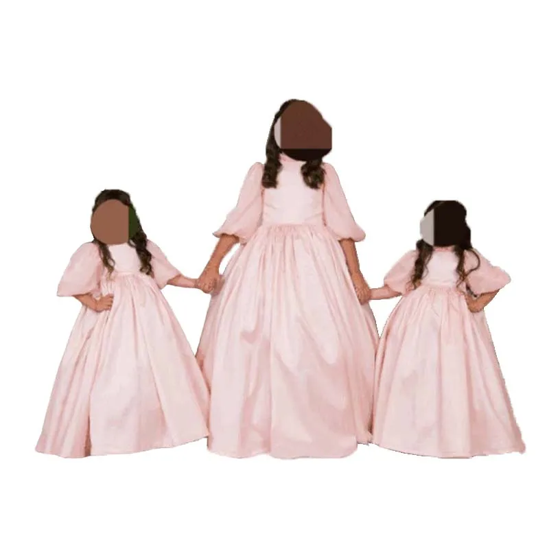 فستان فتاة الزهور الوردي لحفلات الزفاف للأطفال الصغار برقبة عالية وأكمام بالونية ثوب حفلة مطوي من الساتان فستان التواصل الأول مخصص #1