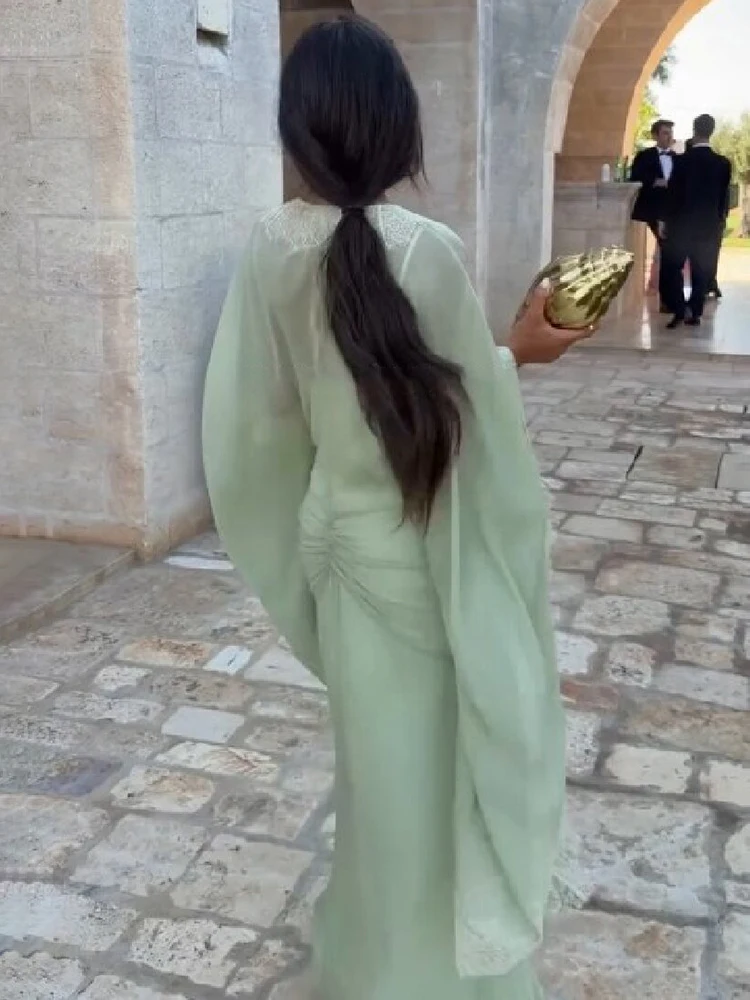 Zartes Grünes Spitzenkleid mit V-Ausschnitt, Maxi-Länge, Schicke Weite Ärmel, Plissiert, Schlanke Passform, Mehrschichtiges Abendkleid, Hochzeitsgast-Robe 2026 – Detail 21