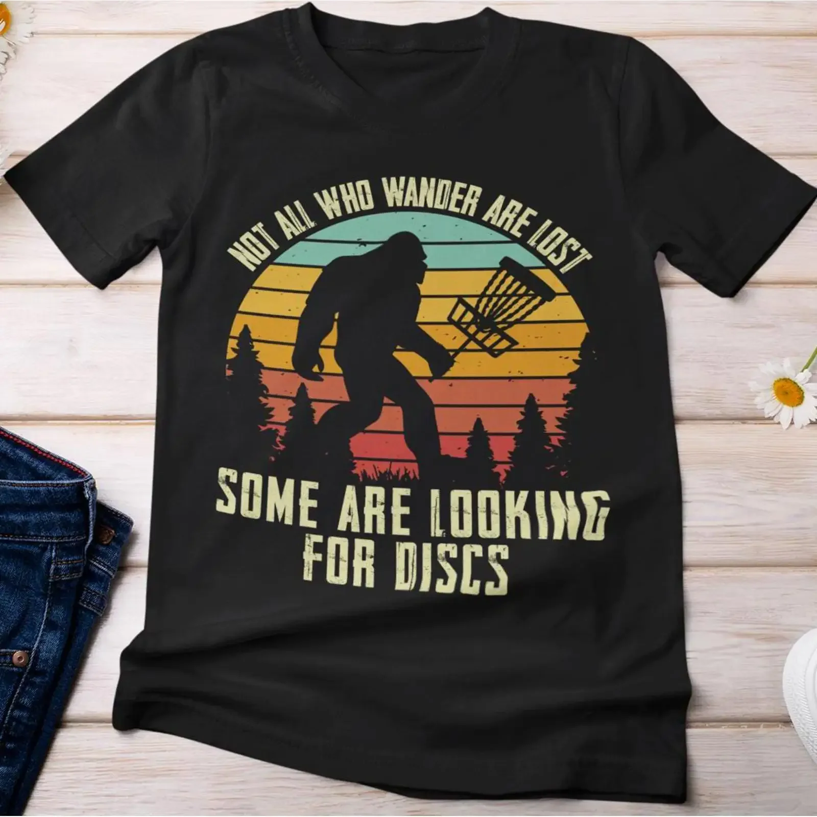 Disc Golfer Bigfoot T-Shirt: Nicht alle, die wandern, sind verloren. Einige suchen Discs. Outfit für Golfliebhaber, Vintage-Waschung.