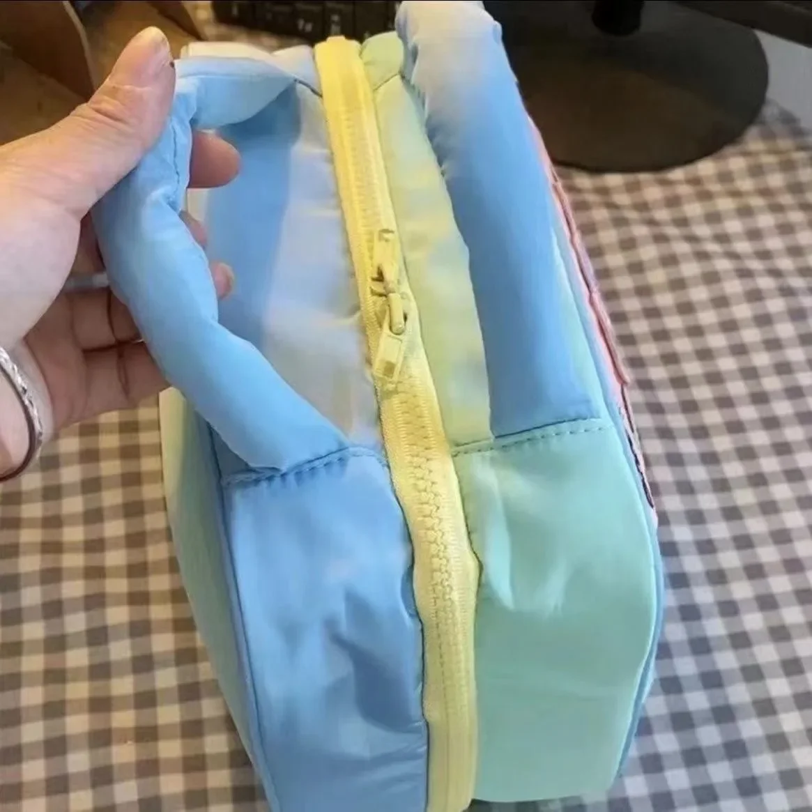 Bolsa de maquiagem com contraste de morango, grande capacidade, cores contrastantes, produtos de higiene pessoal cosméticos, alça de pelúcia de algodão, bolsa de maquiagem