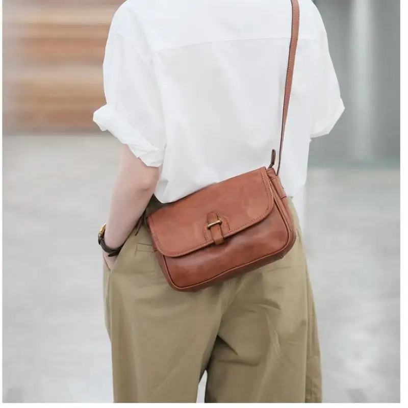 حقيبة ساعي نسائية كلاسيكية مصنوعة يدويًا عالية الجودة من الجلد الطبيعي حقيبة كتف نسائية كاجوال للتنقل من جلد البقر الحقيقي