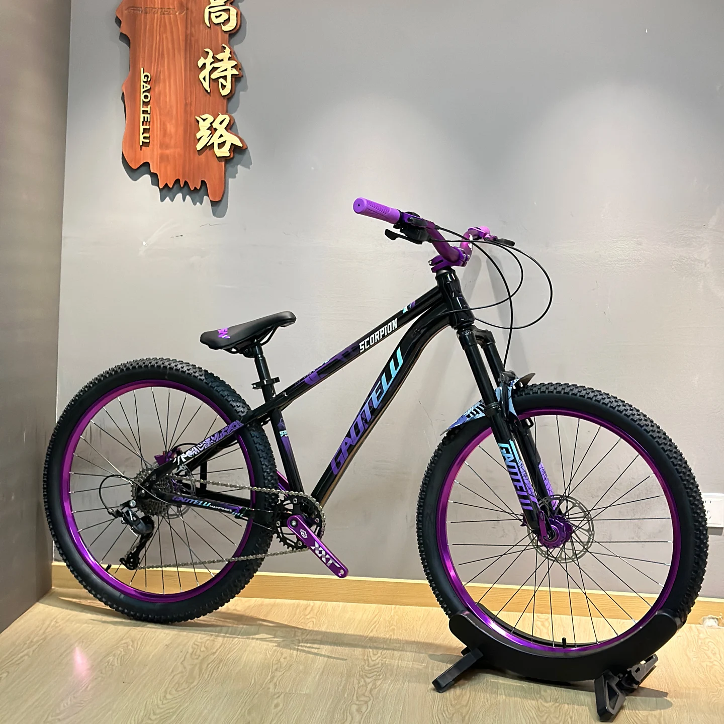 Rower górski 26 cali, 9 biegów, stalowa rama, piasta ze stopu aluminium z 90 pierścieniami, pasuje do hamulców tarczowych olejowych.
