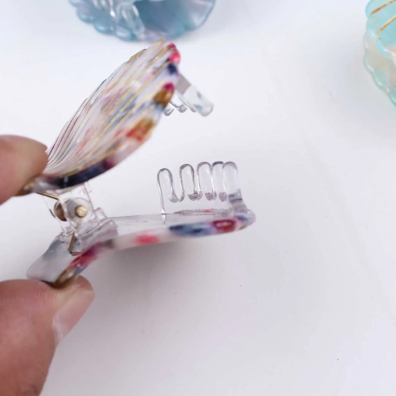 1 Stück neue Haarspange mit Muschel-Design, schlicht und modisch, mittlere Größe, goldfarbene Haarspange mit bemaltem Draht, Haaraccessoire. – Detail 4