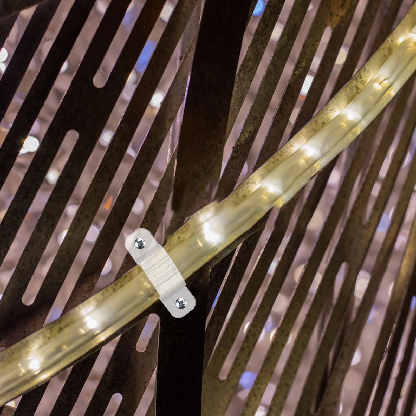 100 قطعة من مشابك أضواء شريط LED مشابك تثبيت PVC سهلة التثبيت والتثبيت لمشابك أضواء شريط الحماية لفترة طويلة