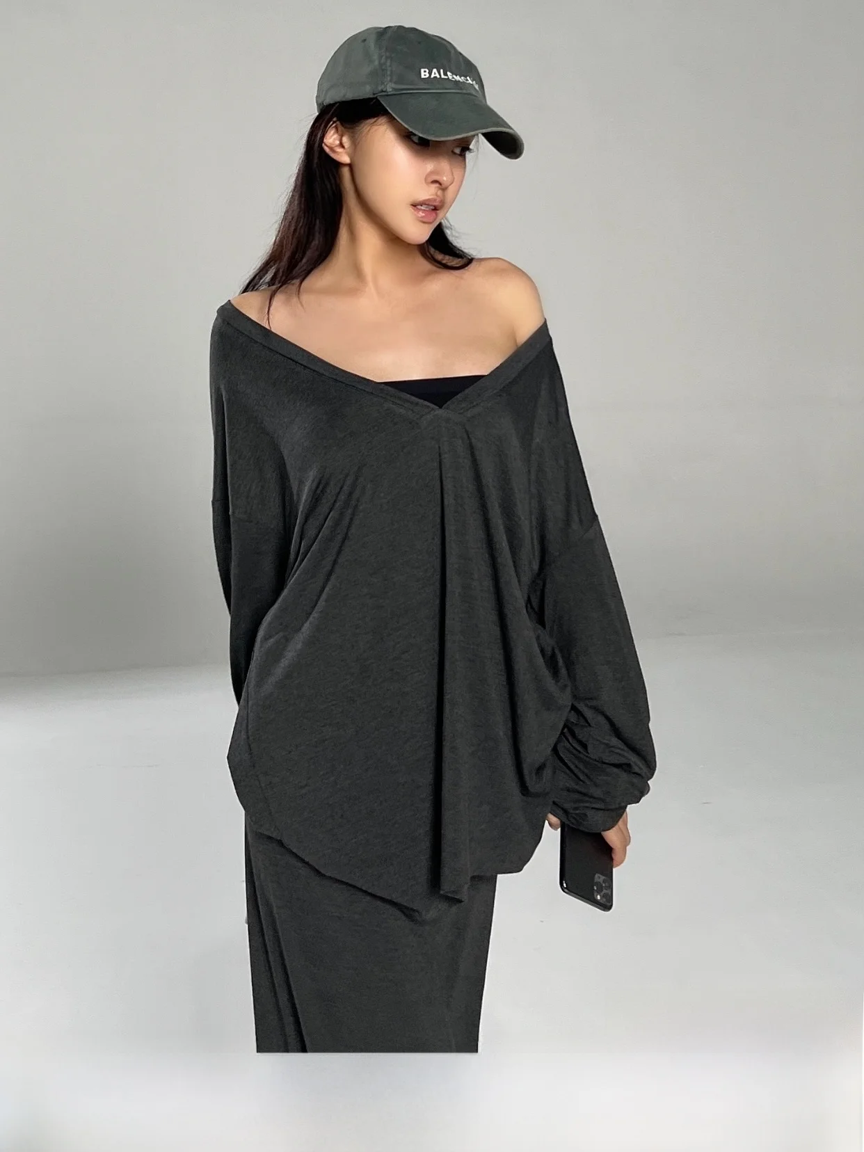 

Angelaewang Women's Loose Casual Modal Silk Sun Protection T-irt V-ne Top in Bla And ey Colors for Summer 2024