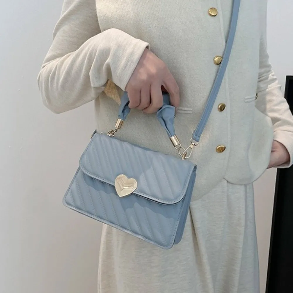 Sac carré petit format au design épuré, en cuir à texture raffinée, avec fermoir cœur, élégant mini sac à main en PU, idéal pour les sorties.