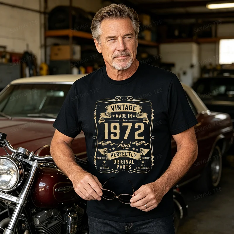 Vintage 1972 54. Geburtstagsgeschenke für Männer 54 Jahre alt T-Shirt Y2k Herrenmode Geboren 1972 Grafik-Schriftzug T-Shirt Weicher Baumwollstoff – Detail 3