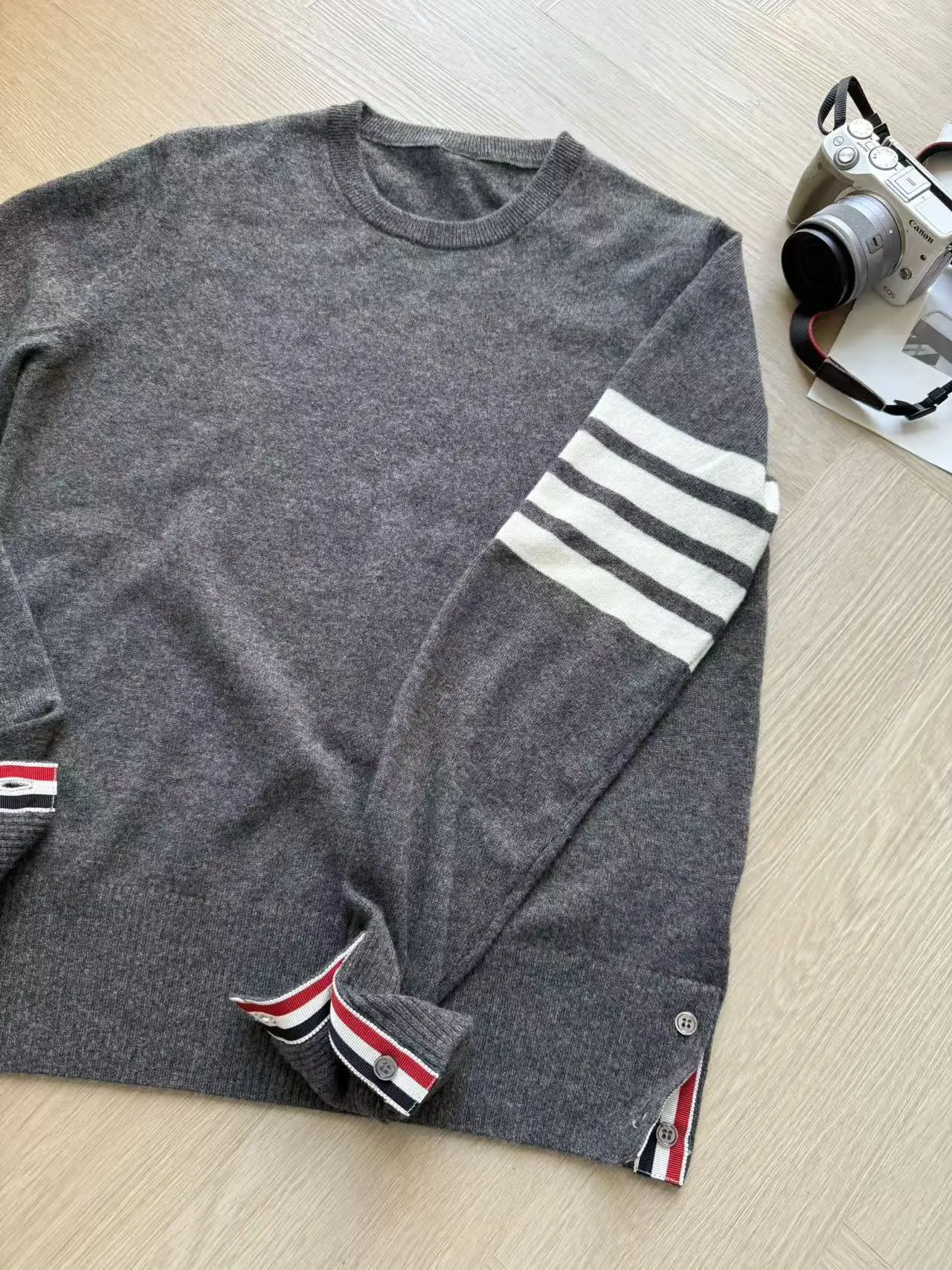 

Fly Sle Camere Knitted Sweater with Four Striped Sves round Ne for Men Women Casual Sle Long Sve Winter Wear