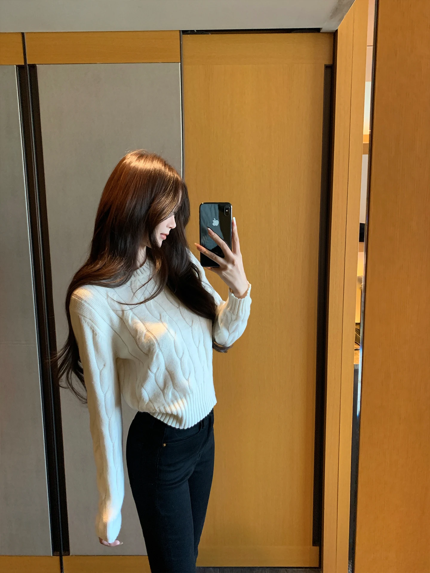 

Gyo Milk White Knitted Sweater High Waist Sle round Ne Long Sve Cleanfit Design Pure E-commerce Exclusive Faionable