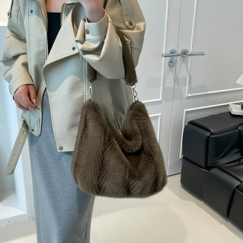 Fashion Leopard Print Fluffy Tote Bag Spacious Shoulder Bag for Women Autumn Winter Textured Casual and Versatile Bag for Travel