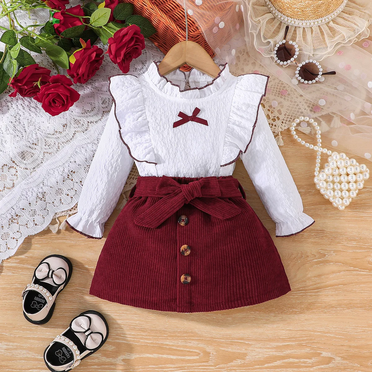 

Вельветовая юбка с рюшами и отделкой для девочек. Детское платье. Белая рубашка с длинными рукавами. Большой бант. Три пуговицы. Детская элегантная юбка.