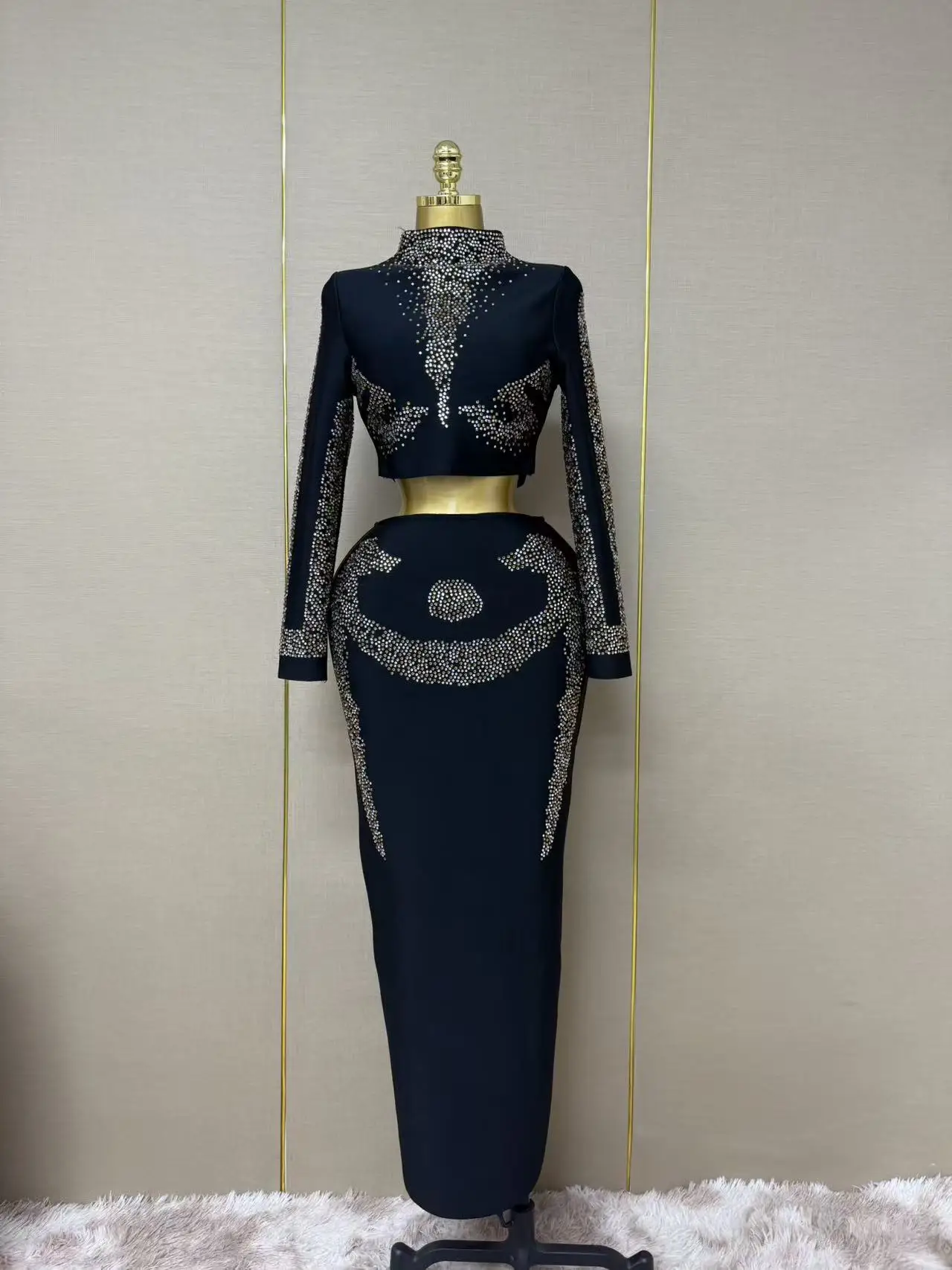 elegante-completo-da-festa-sexy-top-corto-con-design-a-pancia-scoperta-e-gonna-lunga-a-vita-alta-con-decorazioni-di-diamanti-intorno-a-vita-e-addome