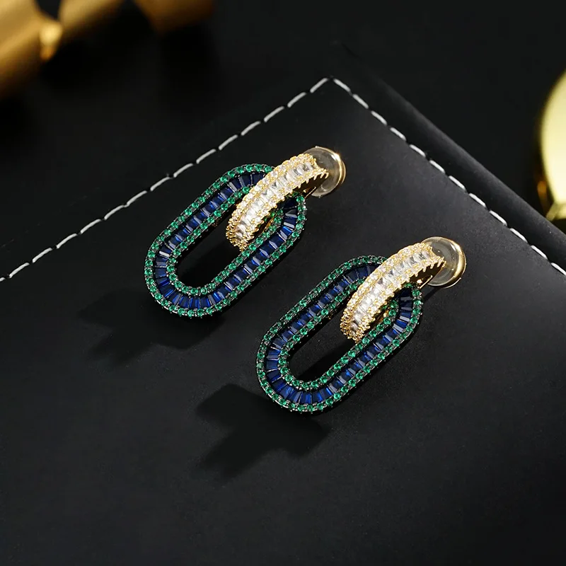 Pendientes de lujo ligeros en tono azul Klein, nueva tendencia 2024, pendientes de botón de plata 925 para mujer, con estilo y alta calidad.
