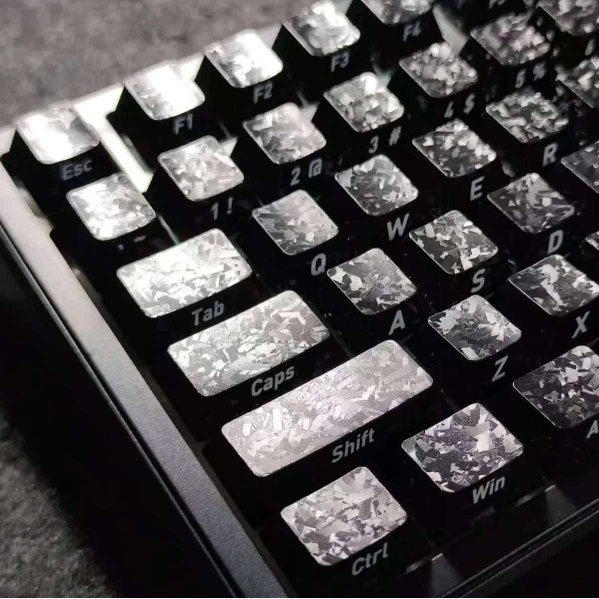 Black PBT Key Caps with Keycaps 3 Layers Storage Box Imitation Carbon Fiber Side Printed Keycaps for Mechanical Keyboard