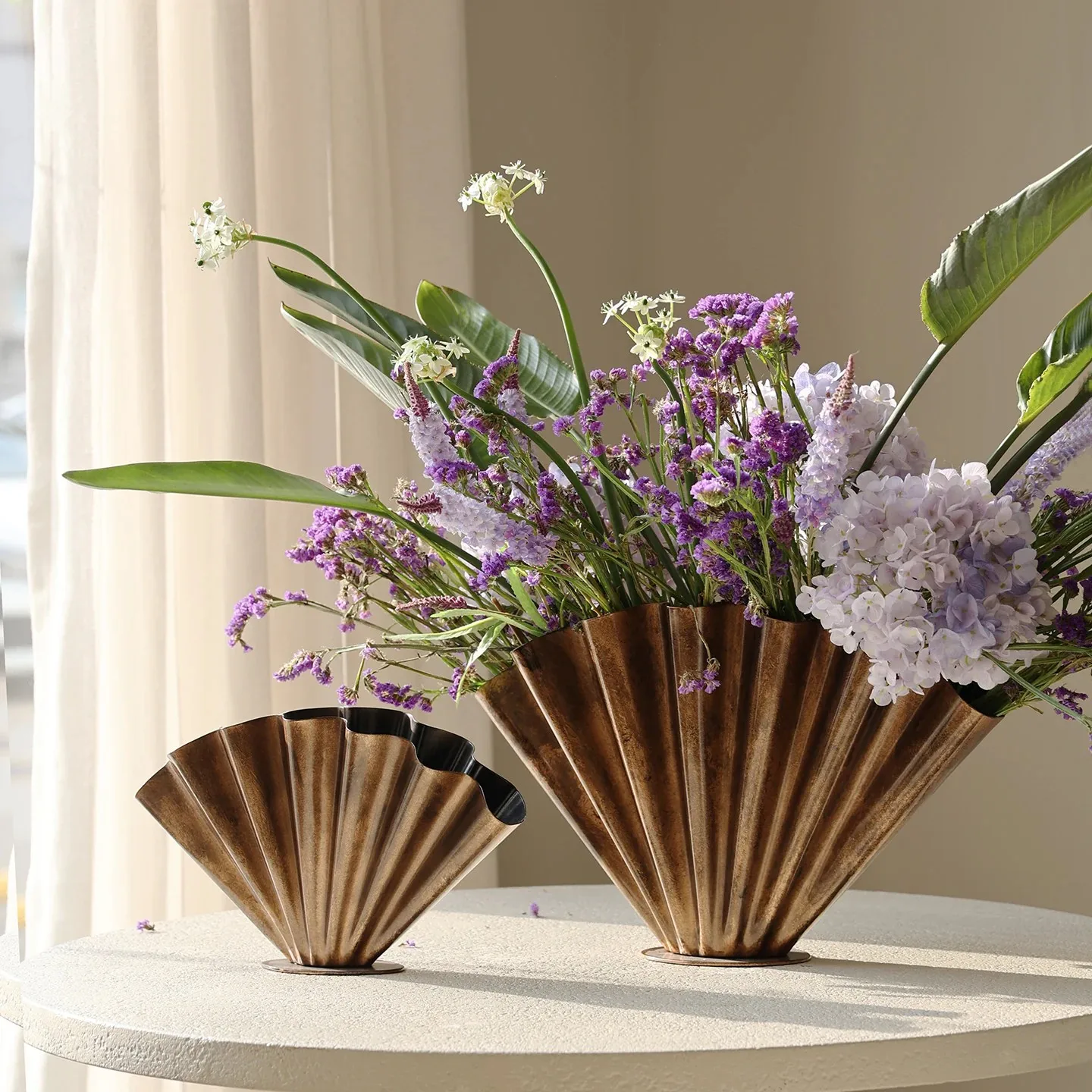 Handmade Fan Shaped Metal Vase Wabi Sabi Art Flower Vase Decorative Iron Floral Container Clothing Store Home Tabletop Decor