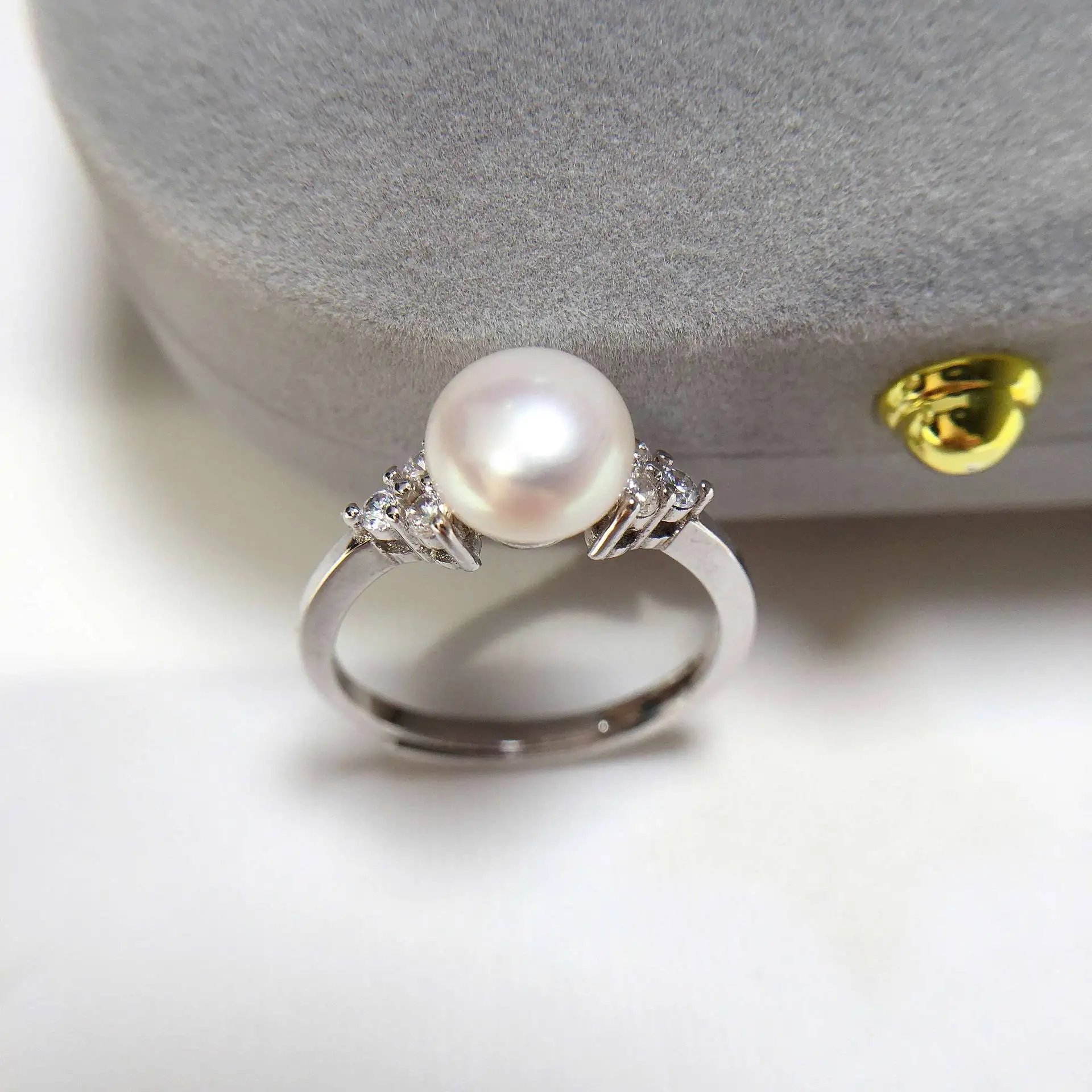 

Natural Freshwater Pearl Gold Plated Ring with Simple Zircon Single Pearl Design Fashionable Jewelry Accessory