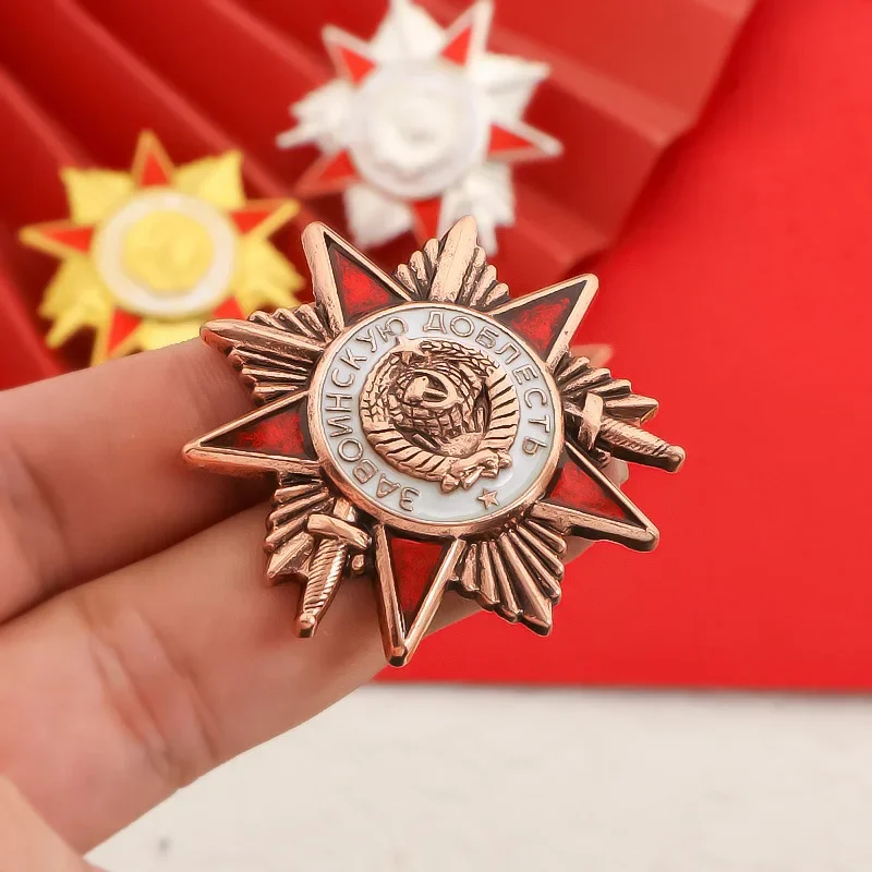 Retro Early Soviet Medal Heroic Sickle Hammer Brooch Commemorative Metal Badge for Soviet Military Fans National Emblem Version