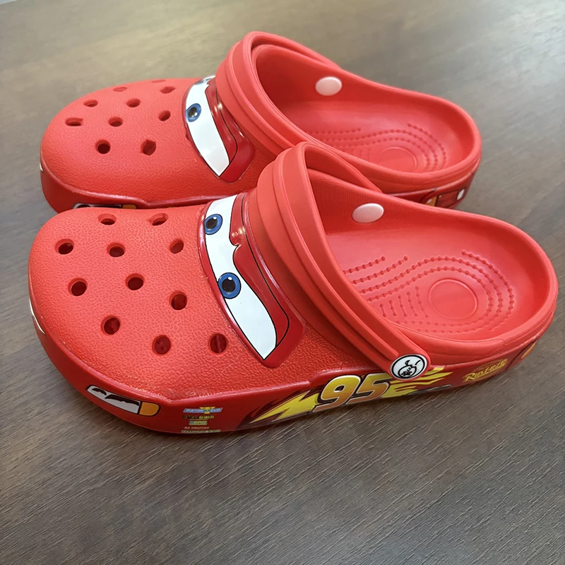 Тапочки с отверстиями Disney Pixar Lightning Mcqueens, однотонные водонепроницаемые тапочки с героями мультфильмов, подходят для уличных сандалий, дышащая обувь из ЭВА, подарок