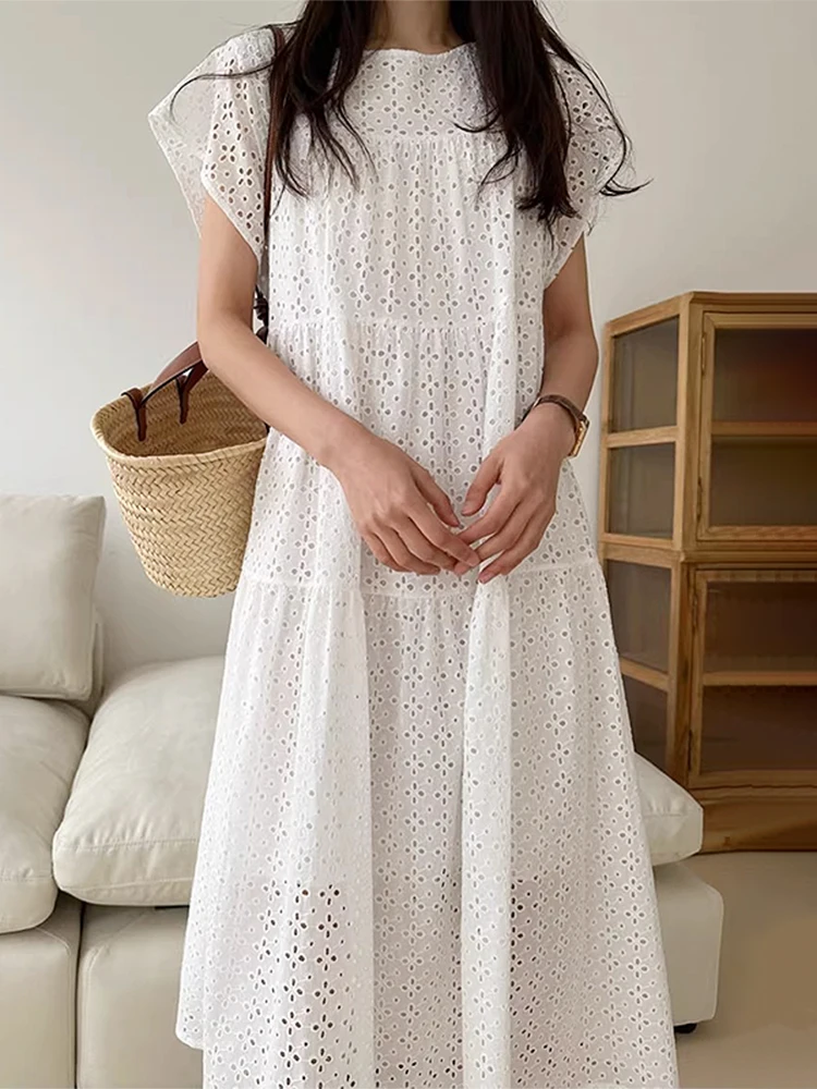 Vestido Midi Estilo Coreano com Decote Redondo, Manga Flutuante, Camadas, Bordado Vazado e Caimento Solto – Perfeito para o V...