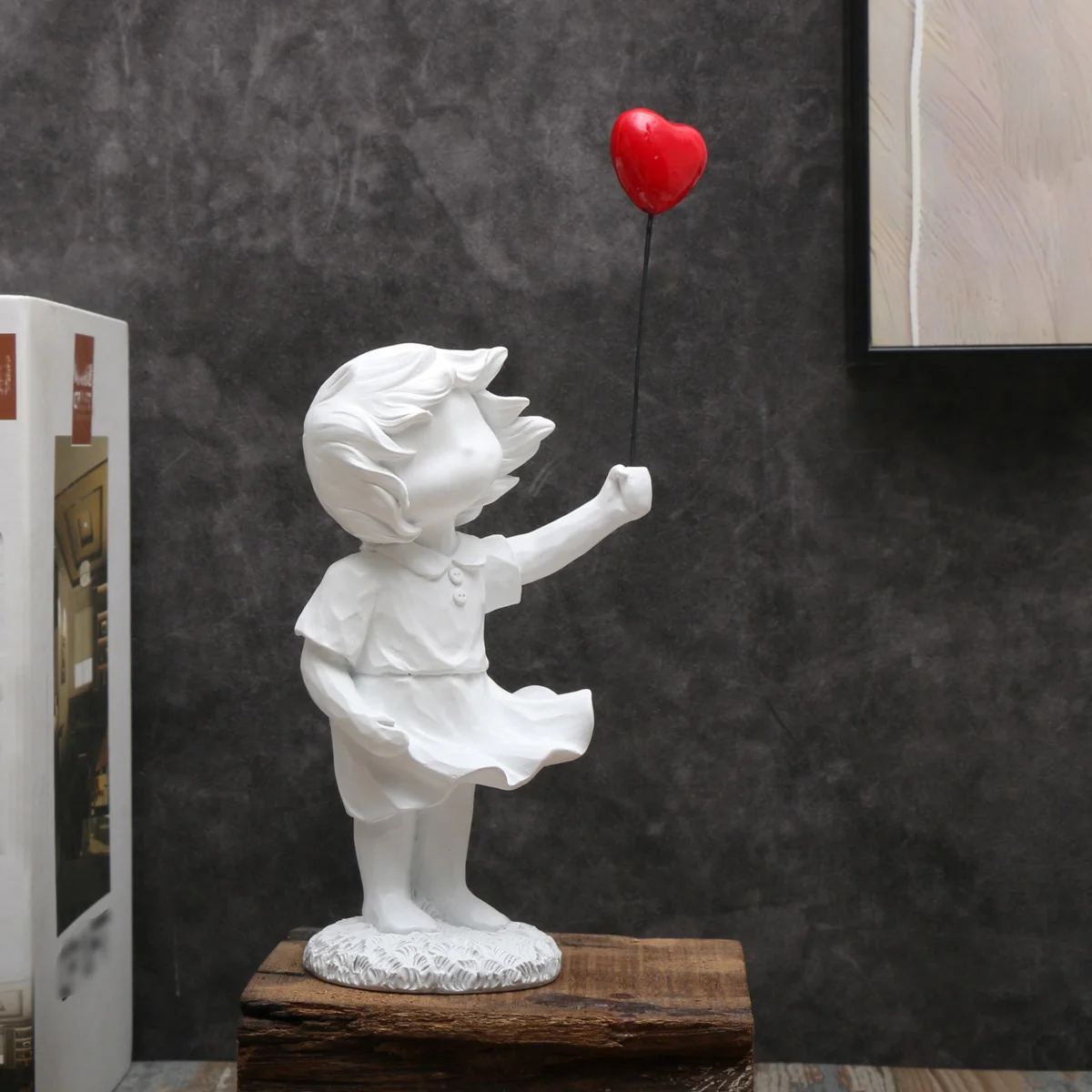 Banksy-Herz-Ballon und fliegendes Mädchen, inspiriertes Kunstwerk, moderne Skulptur, Heimdekoration, Statuendekoration – Detail 2