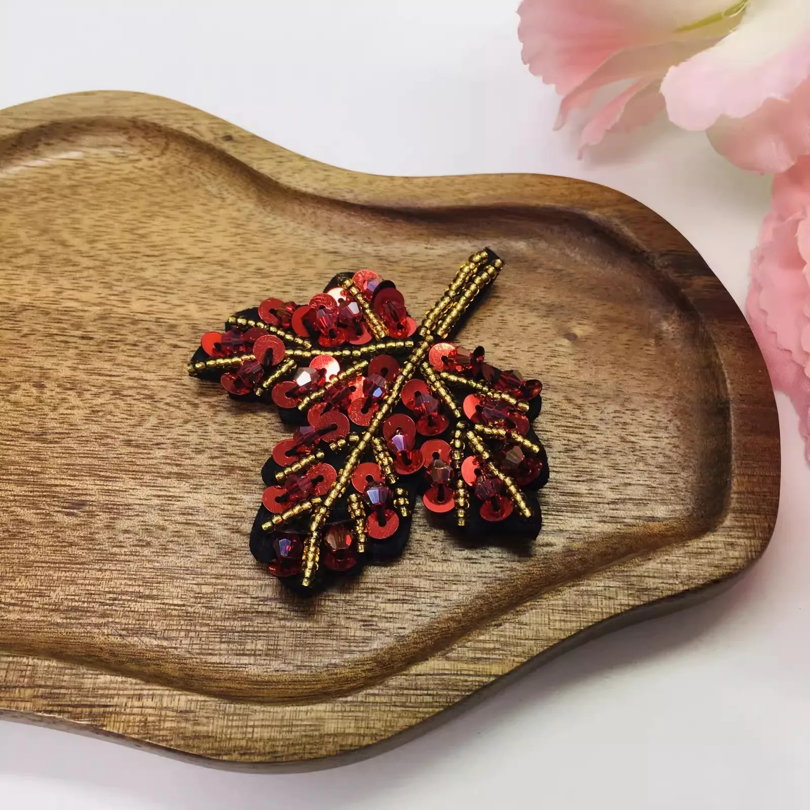 

5 шт. красных нашивок с пайетками и вышивкой, декоративные нашивки в виде кленового листа для одежды, сумок, модные тканевые наклейки для ручной вышивки, нашивки для одежды.