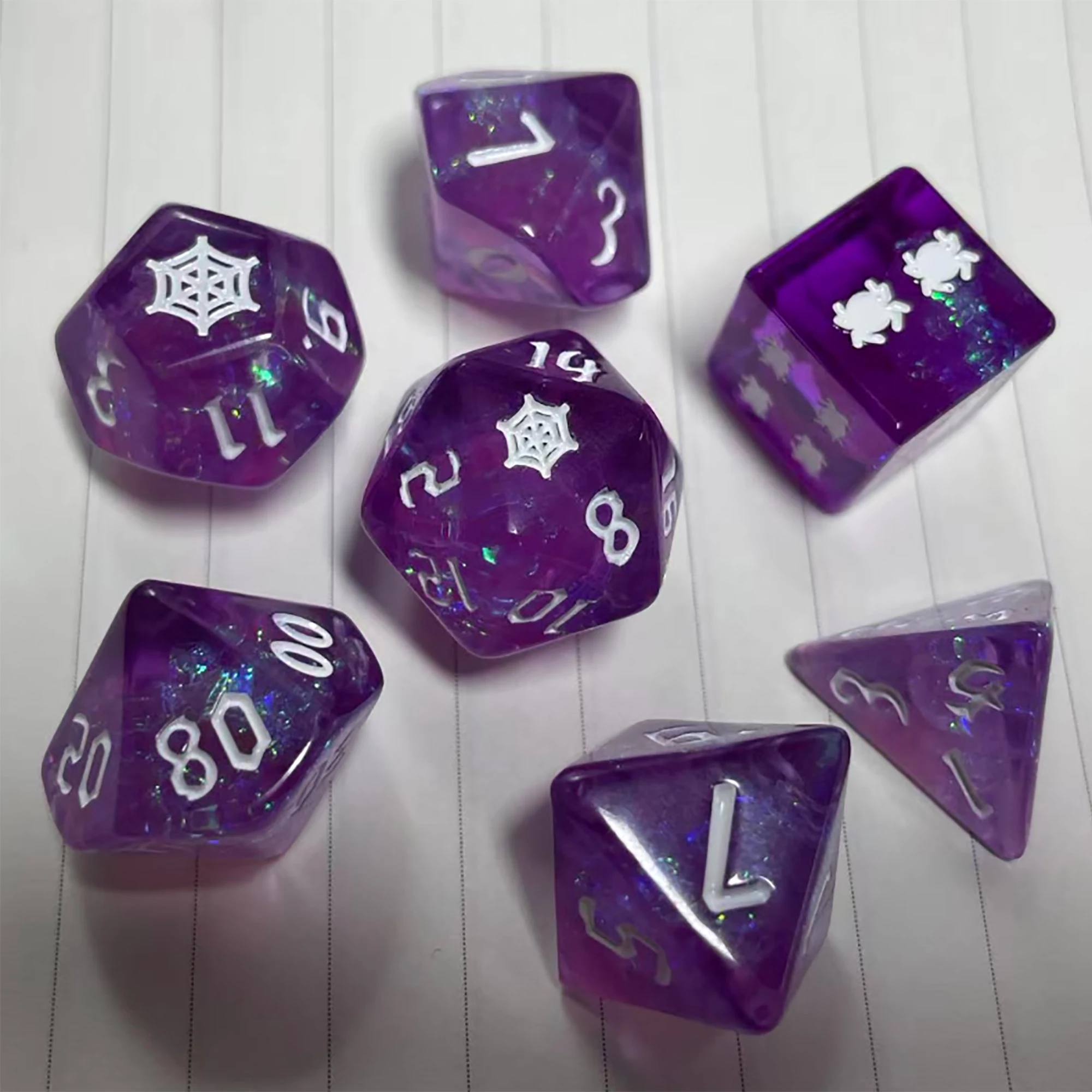 

Набор из 7 многогранных кубиков DND из полимерной смолы: фиолетовые кубики с белой надписью для игр D&D, COC, ролевых игр, RPG (D6~D20)